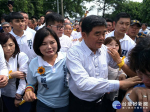 圖說：2018年7月10日張嘉郡與千位鄉親淚送張榮味準時入監。