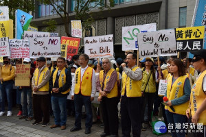 上千黃背心民眾11日包圍財政部，砸水球、丟臭鞋抗議財政部欺騙小英總統 。（圖／記者黃村杉攝）