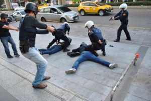 雙匪搶銀行、路上趴趴走　內湖波麗士應變能力讚