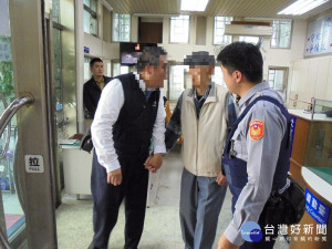 9旬老翁迷失菜市，暖警伸手助返家照片