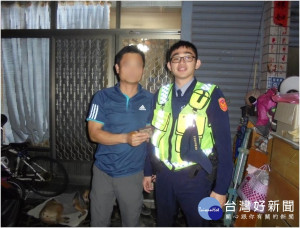 皮夾掉路邊　枋警智尋失主親送到府