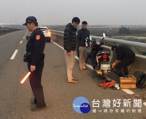 返鄉男大生因機車爆胎受困雲嘉大路，蔦松所員警巡邏發現，立即現場協助疏導交通，並聯繫機車行到場維修，為民服務順利排除障礙。（記者陳昭宗拍攝）