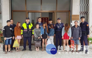 北港警方執行封鄉緝毒專案，查獲以觀光入臺非法打工的越南籍2男5女，涉嫌坐檯陪酒及非法打工，訊後轉送專勤隊收容。（記者陳昭宗拍攝）