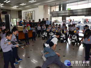 霧峰防搶演練小朋友也參加。林重鎣攝
 