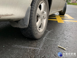 發生無人傷亡車禍，民眾只要用粉筆、噴漆等工具，將汽車輪胎位置劃設L型定位及標示車輛行進方向後，將車移到路旁等候警察到場處理 。（圖／交通局提供）