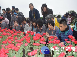 
三十餘位啟明與惠明學生在后里中社花市用心、鼻子及手來賞花，並高興的表演唱歌，臉龐出現笑容不退，顯出他們滿意的心境。（記者陳榮昌攝）


