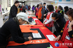 板橋區公所將於1/23日至1/25日一連三天，在公所一樓大廳舉辦108年「己亥迎新春•揮毫贈春聯」活動 。（圖／板橋公所提供）