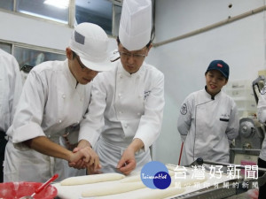 弘光科技大學與超人氣的「銀座木村屋總本店」百年紅豆麵包黑店進行技術交流，同時簽訂合作協議書，十七日銀座木村屋兩名幹部到校技術交流，示範如何製作超人氣的紅豆麵包。（記者陳榮昌攝）