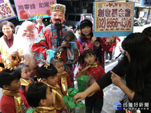 慈馨獅子會長洪慧齡偕同獅姐們特別應景打扮成財神爺，帶領雅森幼兒園孩子一同到鄰近市場送祝福，並呼籲社會大眾支持寒士尾牙活動 。（圖／記者黃村杉攝）