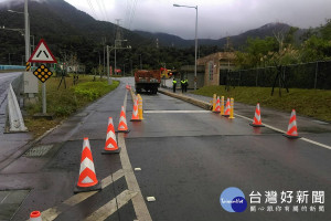 蘇花改開放大貨車通行，警方及公路單位嚴格執行聯合稽查路檢勤務。（圖／宜蘭縣警局提供）