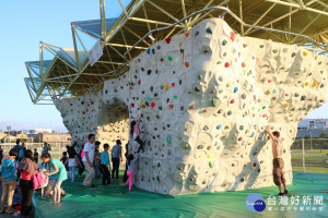 內湖運動公園有小朋友最愛的攀岩場（圖／台北市衛工處提供）