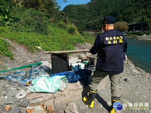 市府強力拆除南勢溪左岸違法溫泉池與業者私接管線。（圖／高管處提供）