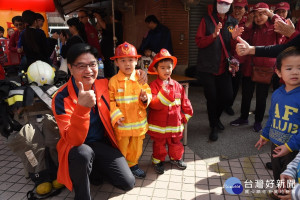 幼童穿上消防衣超級卡哇伊。