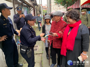 龜山警分局進行犯罪預防及交通安全宣導，並請書法家揮毫「治安平穩、交通順暢、服務安心」等春節期間警察重要工作主軸。

