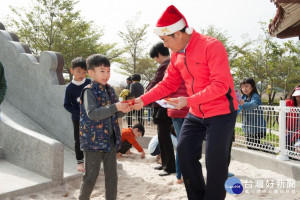 
市議員吳敏濟爭取外埔區幸福公園改造十分成功昨日邀施工單位養工處舉行啟用說明會時，特地穿上紅色夾克，頭戴聖誕帽，分贈豬年壹圓小紅包給在公園裡活動的大小朋友，提早祝福鄉親諸事吉祥，豬年行大運，鄉親索取十分踴躍。（記者陳榮昌攝）