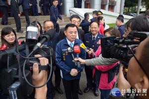 桃園市議會議長邱奕勝及副議長李曉鐘率同各議員，除了向員警拜早年外並表達慰勞之意，藉以鼓舞士氣。