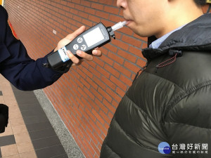 烹飪不會「燒掉」食物中的酒精，如果民眾不想冬令進補後出門遭舉發酒後駕車，須避免於開車前食用含酒或酒類烹調的食物。（圖／交通局提供）