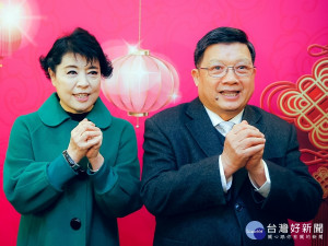 億光電子葉寅夫董事長與夫人聲樂家簡文秀向大家拜年。