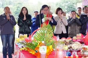 「鑊篤陂塘生態公園綠美化工程開工典禮」中桃園市長鄭文燦與來賓們上香祈祝工程順利。