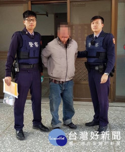 男子因騎車搖搖晃晃，遭警方攔查酒測值超標，被以現行犯逮捕，警方呼籲為保障用路人安全，加強取締酒後駕車，切勿以身試法。