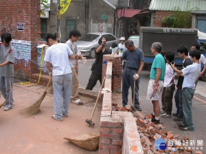 中原景觀「大樹教室參與式工作坊」由師生親手降低校園圍牆，打造更好的空間與環境。