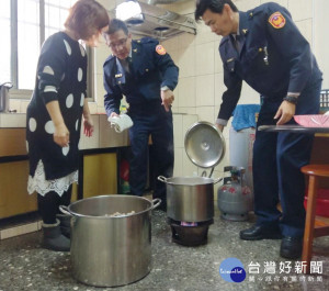太平所長和太太下廚煮排骨。林重鎣攝