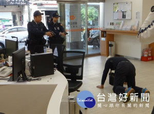 虎尾警方為提升金融機構危機處理及自我安全防衛能力，並提高執勤員警之警覺性與機動性，特聯合辦理金融機構防搶演練，場面逼真。