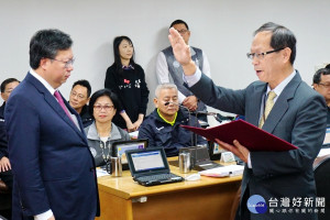 桃園市政府新任環保局長呂理德在市長鄭文燦的布達和監誓中宣誓就職。