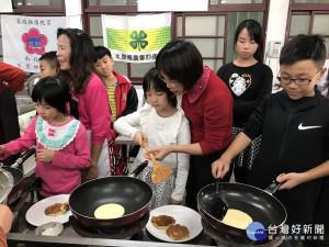 親子體現「自己動手做」的樂趣。