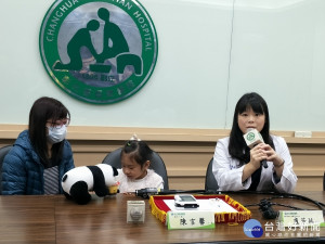 彰化基督教兒童醫院兒童胃腸肝膽科盧芳廷醫師說明替言馨小妹妹收治經過。圖／記者鄧富珍攝