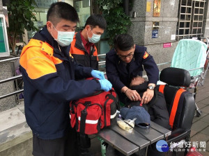 病友身體不適停於路中　暖警攜手助脫困