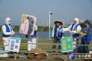 新北市豬瘟防疫演習實地演練養豬場疫情通報檢診、確診案例移動管制、豬隻撲殺及屍體處理等。（圖／記者黃村杉攝）