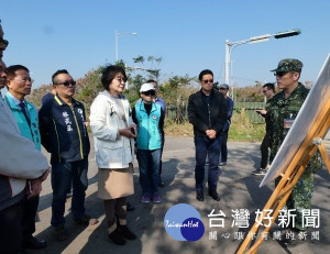 立委蘇治芬邀集國防部官員與鎮代會勘查虎尾空軍基地閒置空間，盼軍民透過充分溝通，打造共生共構的優質生活環境。（記者陳昭宗拍攝）