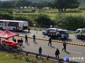 模擬情境為臺1高架泰山段往臺北市方向發生公車漏油拋錨，因輪胎煞車鎖死無法移動占據車道，並使後方車輛無法通行，導致沿線車流嚴重回堵 。（圖／記者黃村杉攝）