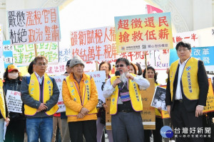 黃背心民眾23日兵分多路向一府五院陳情，要求保障賦稅人權，廢除稅務獎勵金，平反冤假稅案 。（圖／記者黃村杉攝）