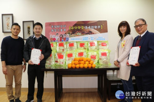 在王淑芳的號召下凱盛生物科技總經理丁源鴻、野村食品公司總經理張哲榮，和北部調頻廣播電台總經理丁元偉等在地企業家，共同出資提供了100份愛心年菜。（圖／記者黃村杉攝）