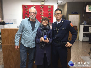 外國遊客逛年貨大街遺失手機　警透過訂房網站找到失主