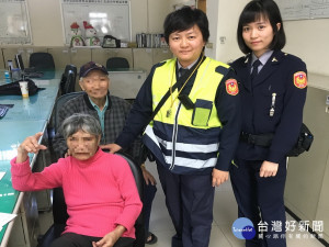 女警查出走失的老婦人姓名。林重鎣攝