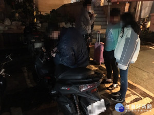 一對情侶出遊，晚上要返家卻不小心把重要隨身物品鎖在車廂內，向警方求助。

