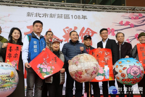 新北市長侯友宜出席新莊「新年彩繪•創意燈籠」活動與民眾同樂，並祝福大家豬年「豬」福滿滿、福氣滿滿 。（圖／記者黃村杉攝）