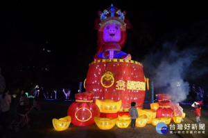 南投市燈會26日晚點亮市區夜空。