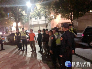 平警方一口氣查獲七名逃逸的越南外勞。林重鎣攝