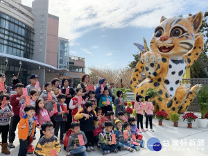 石虎移到纖維博物館。林重鎣攝