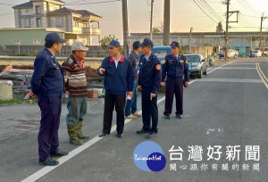 口湖鄉發生機車騎士因未載安全帽車禍不治的憾事，北港警分局長廖志明立即前往事故現場勘查，亦指示編排勤務加強取締，有效維護交通安全。