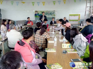 李局長向住村大專生勉勵激發創意。