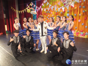 金曲歌王翁立友在新歌MV中與學生們一同勁歌熱舞。(圖/林鵬程攝)