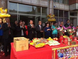 農委會副主委陳添壽（前左四）、國發會主委陳美伶及來賓上香祈祝工程順利圓滿。（記者扶小萍攝）