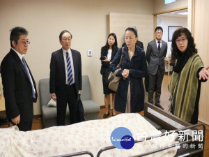 
日本橫濱藥科大學副校長都築明壽香、藥學部長篠塚達雄、漢方藥學科醫准教授李宜融28日到弘光科技大學進行學術交流，並與弘光科大簽訂合作協議書以彼此的專業，達到一加一大於二的加乘效果。（記者陳榮昌攝）