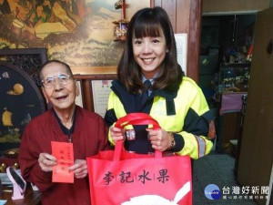 社區好厝邊　女警寒冬送暖