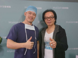 鄭茂發董事長(右)接受新式植髮科技治療，頭髮重新恢復茂密髮量，他非常感謝沈志龍醫師(左)的幫忙。